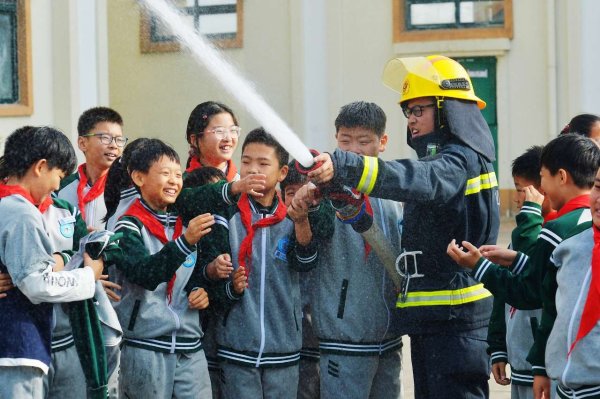 股牛配 山东青岛：普及消防知识 迎全国消防日